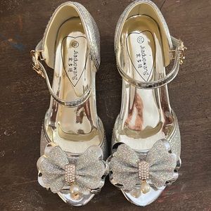 Girls heeled silver dress shoes